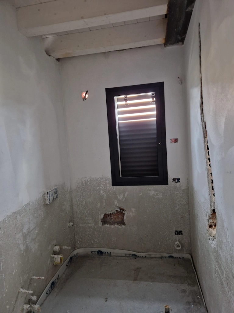 Ristrutturazione bagno con porte interne nuove.