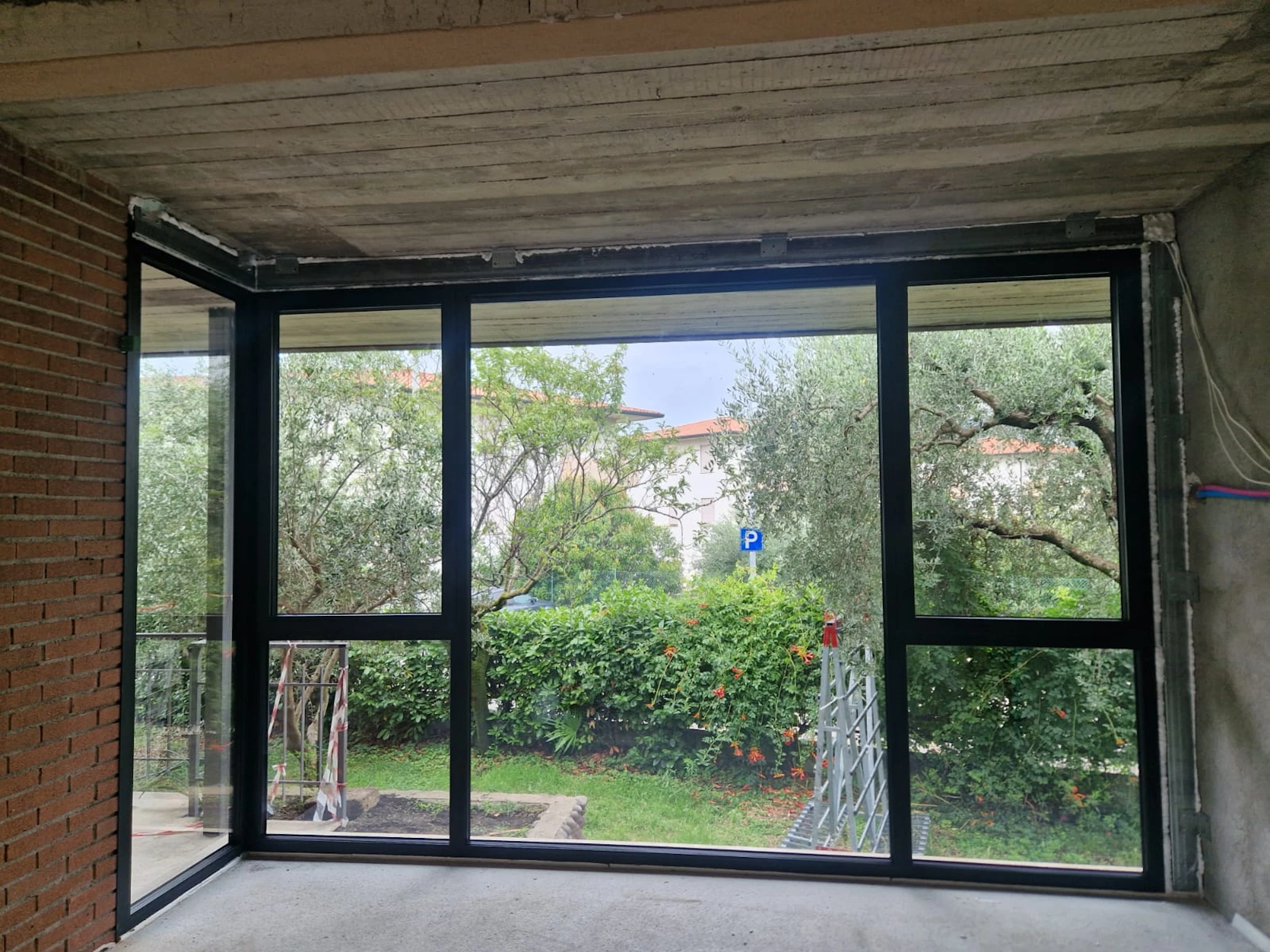 Serramenti in alluminio verniciato RAL grigio antracite.